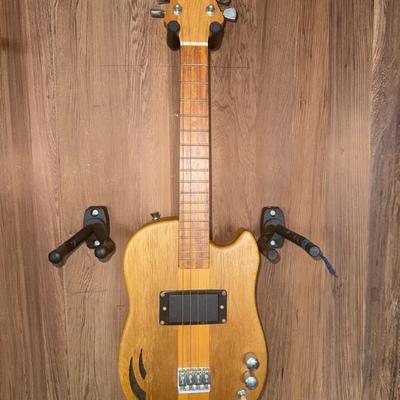 EFF029 Honni Electric Ukulele with Wall Mount