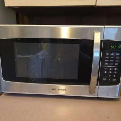 EFF093 - Emerson 1000W Microwave 