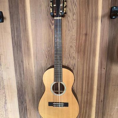 EFF036 Tizzy 8-Stringed Ukulele with Wall Mount