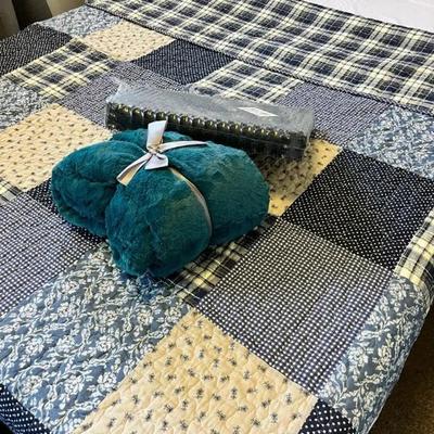 EFF121 Bedding And Closet Items 