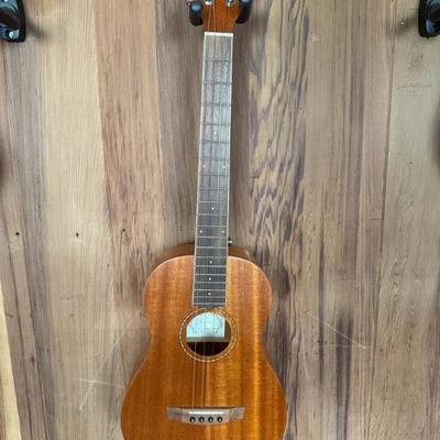 EFF032 Kmise Ukulele with Wall Mount
