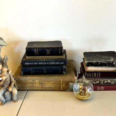 EFF001 Vintage Bibles And Holiday Decor 