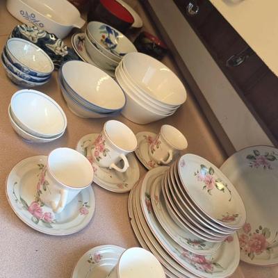 EFF095 - Assorted Vintage Dinnerware 