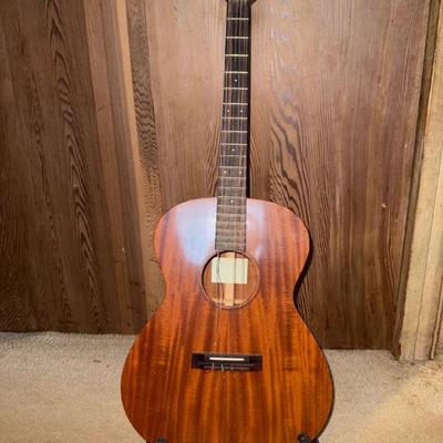 EFF062 Pono Ukulele with Ground Stand