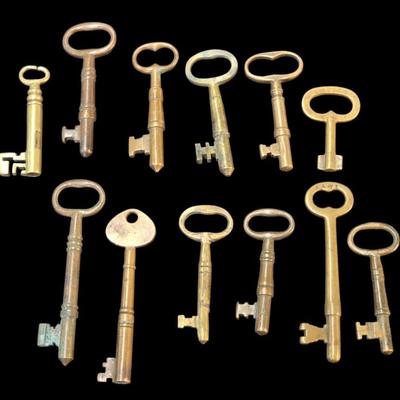 Sale Photo Thumbnail #24: Antique Brass Keys