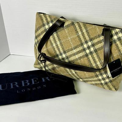 Authentic Burberry New with Tag Nova Check Wool Purse 