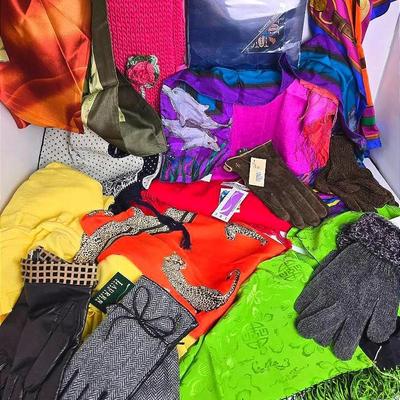 New with Tags Lilly Pulitzer, Ralph Lauren & More Scarves & Gloves