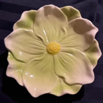 Green & Cream Ceramic Flower Dish – Sculpted Floral Design