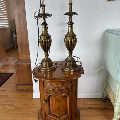 Drexel Heritage Drum Style End Table & Two Vintage Stiffel Lamps