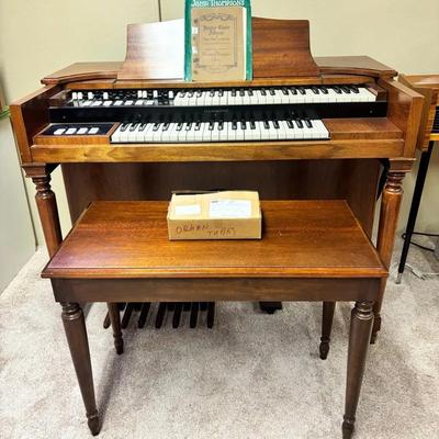 Working Hammond Organ w/ Bench, 2 Songbooks & Spare Tubes