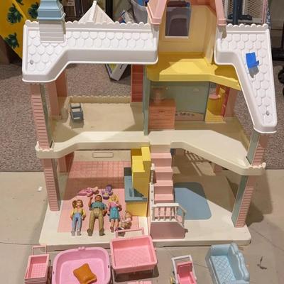 Doll House W/Furniture & Family 