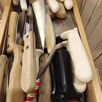 Kitchen Knife Lot - Assortment of Steak knives, paring knives, bread knives, & more