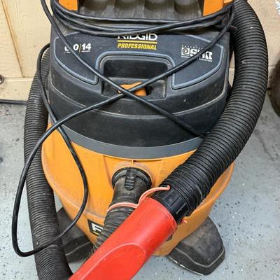 Ridgid Professional 14 Gallon Shop Vac 6.0 Peak HP with some Attachments - Turns On 