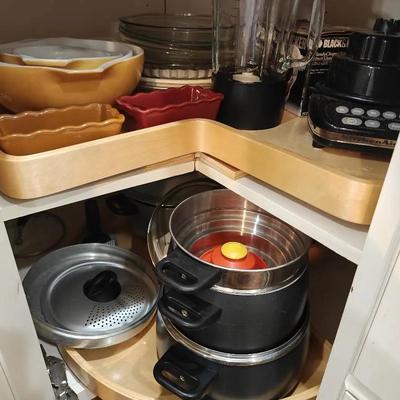 Kitchen Corner Cabinet Lot - Pyrex Mixing Bowls, Kitchen Aid Blender, Pie Dishes