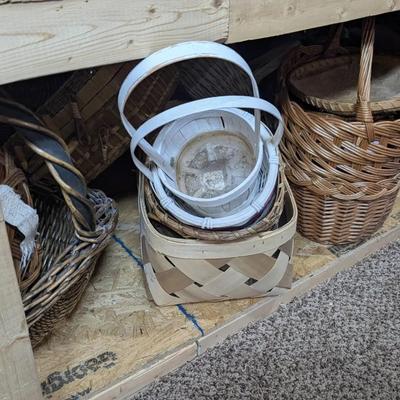 Shelf Lot of Baskets 