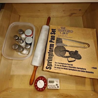 Kitchen Lot - Includes Pampered Chef 4 Piece Spring Form Pan Set #1540, Digital Timer, Cookie Droppe