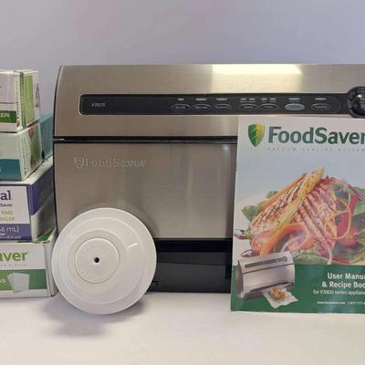 FoodSaver Vacuum Sealing System w/ Accessories, Bags & Manual