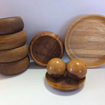 Assorted Wooden Bowls, Platters & Decorative Spheres – Mixed Lot
