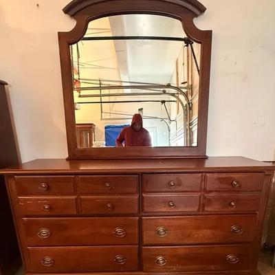Broyhill* Dresser W/ Mirror 