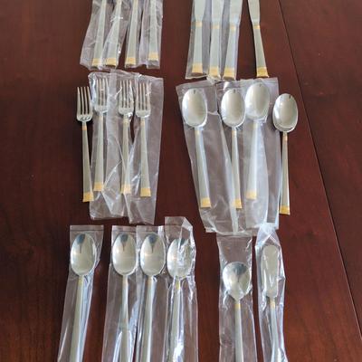 Oneida 22 Pc Flatware Set #2