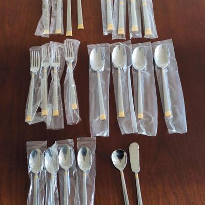 Oneida  22 Piece Flatware