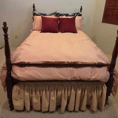 Full Size Four Poster Bed with Chiropractc Mattress & Linens