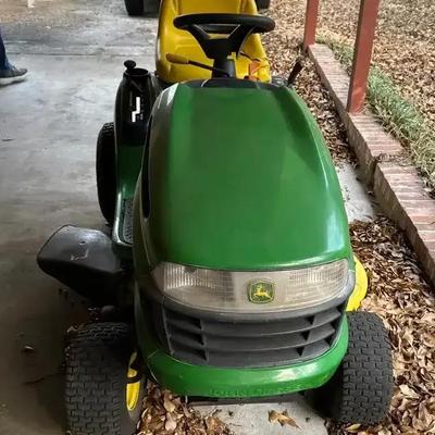 John Deer LA105 Riding Lawn Mower with grass catcher