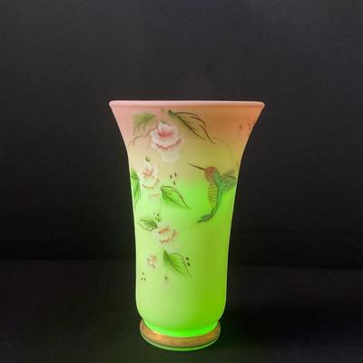 Fenton Uranium/Art Glass, Burmese Hummingbird Vase