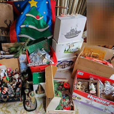 Mystery! Dept 56 - Misc. Ceramic Buildings And Other Christmas Decor