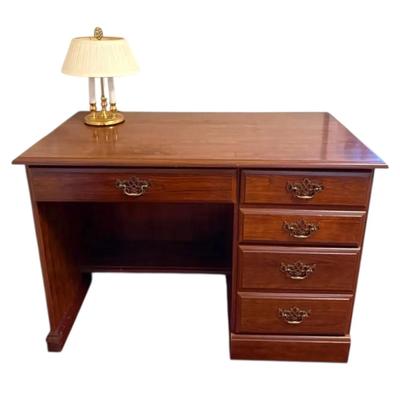 Executive Style Desk With Lamp 