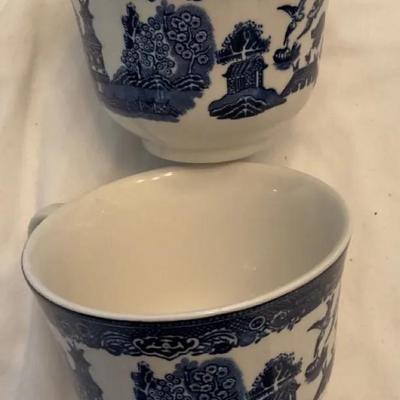 Set Of 8 Johnson Brothers Blue Willow teacup.