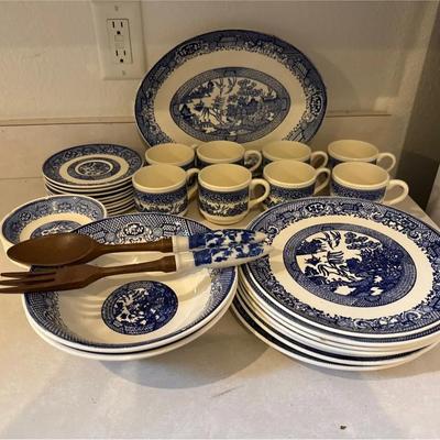 Set of non-identified Willow pattern dinnerware