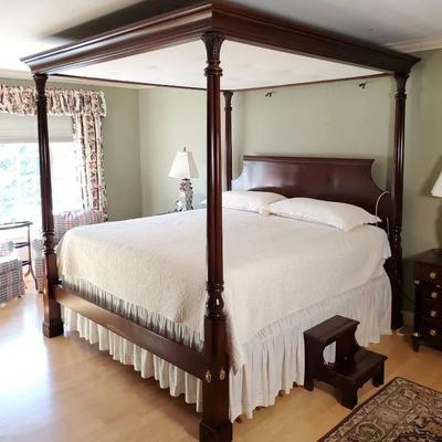 Master Bed 7' x 7'6.25" x 7'62.5"H