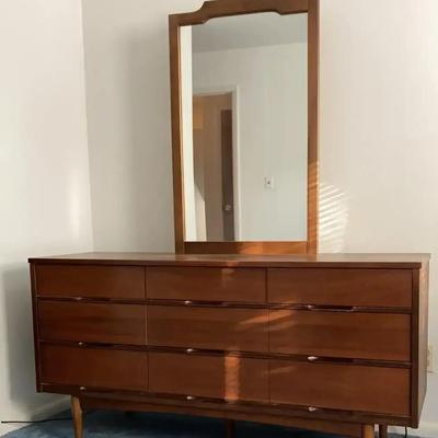 Mid-Century Modern Dresser with Mirror and Matching Nightstands – Classic Bedroom Set