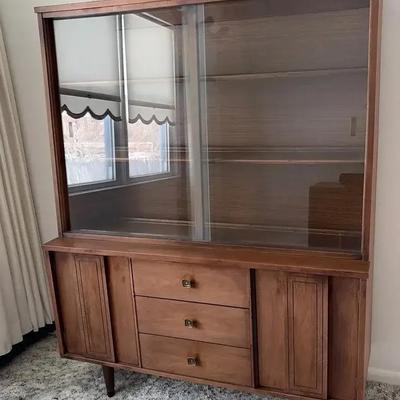 Mid-Century Modern China Cabinet with Sliding Glass Doors – One-Piece Display Cabinet