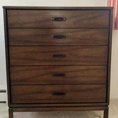 Mid-Century Modern Five-Drawer Dresser – Compact Profile, Classic Lines