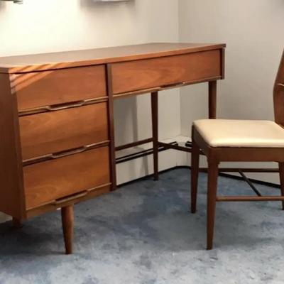 Mid-Century Modern Writing Desk with Matching Chair – Clean Lines, Classic Home Office Set
