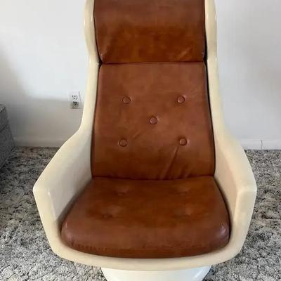 Mid-Century Modern Swivel Lounge Chair with Fiberglass Shell and Brown Leather Seat, 1960s Era