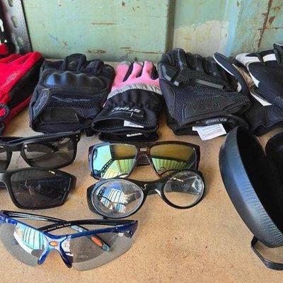 3012 • gloves, sunglasses, & glasses case