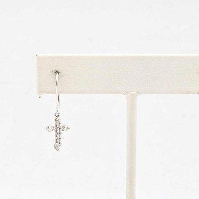 550 • platinum & diamond earring, 1.1g