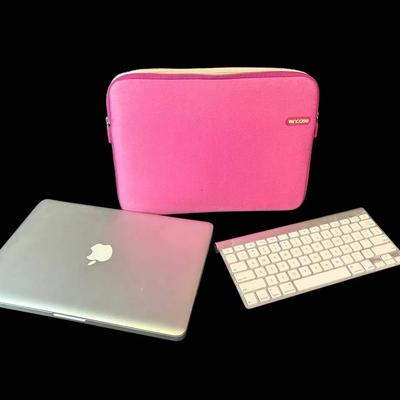 Apple MacBook Pro & Wireless Keyboard 