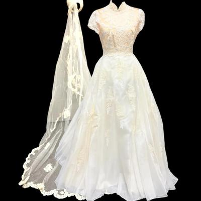 Vintage Lace Wedding Dress With Veil 