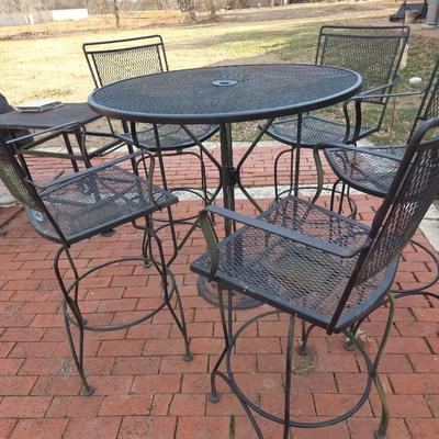Outdoor Hightop Table With Five Chairs 