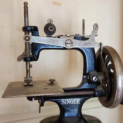 Vintage Singer Sewhandy Functioning Kids Sewing Machine 