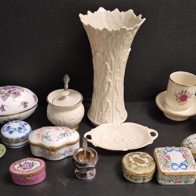 Sale Photo Thumbnail #69: Vintage Porcelain Trinket Box & Vanity Collection … Lenox, Floral, Gold Trim & Miniature Décor