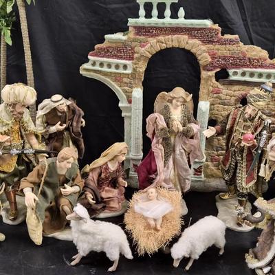 Sale Photo Thumbnail #72: Living Home  Christmas Display … Box16 Piece Fine Porcelain Nativity Scene 