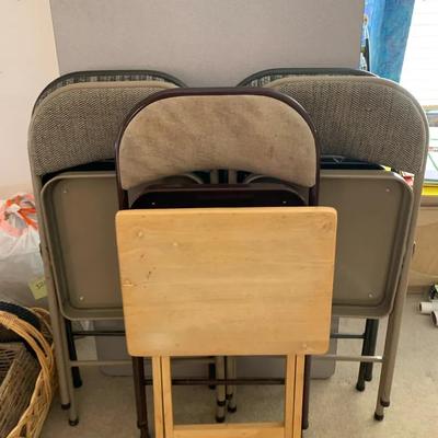 5 Foldable Chairs And A Side Table