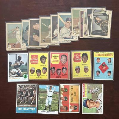 Vintage Baseball Card Lot. Joe DiMaggio, Roberto Clemente, and More (creases)