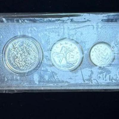 1971 canadian coin set in a whitman holder