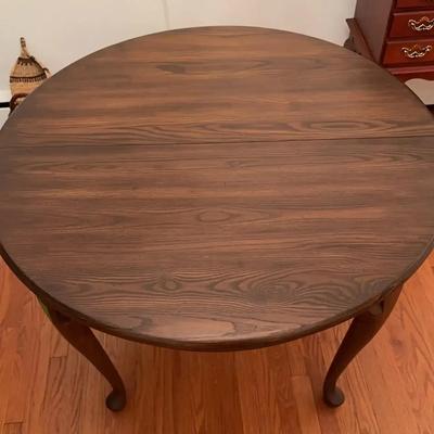 Round Oak Extension Dining Table – Queen Anne Cabriole Legs – Includes Leaf
